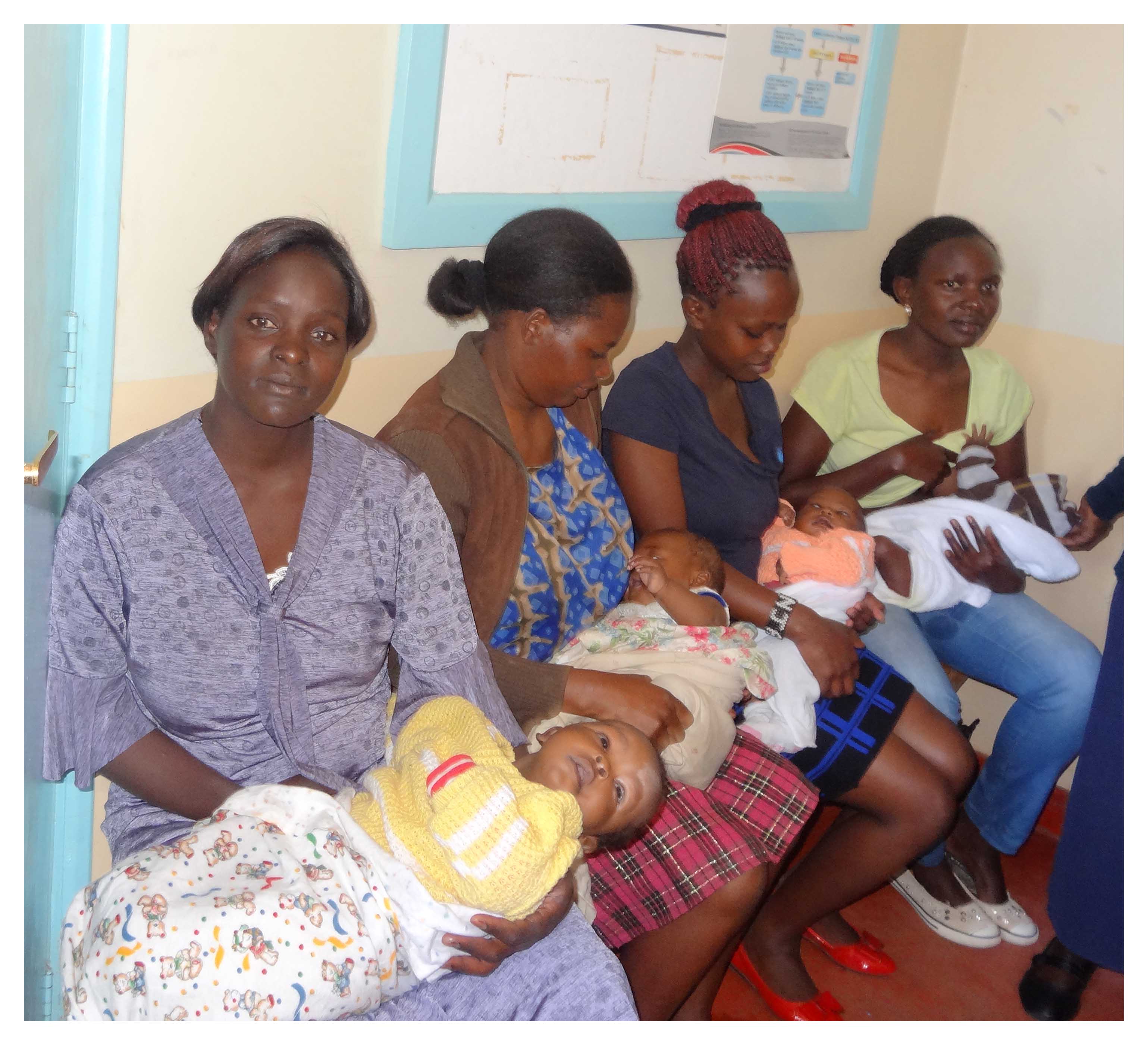 ケニア国ニエリ州の保健センターに乳幼児健診のために集まった母と子